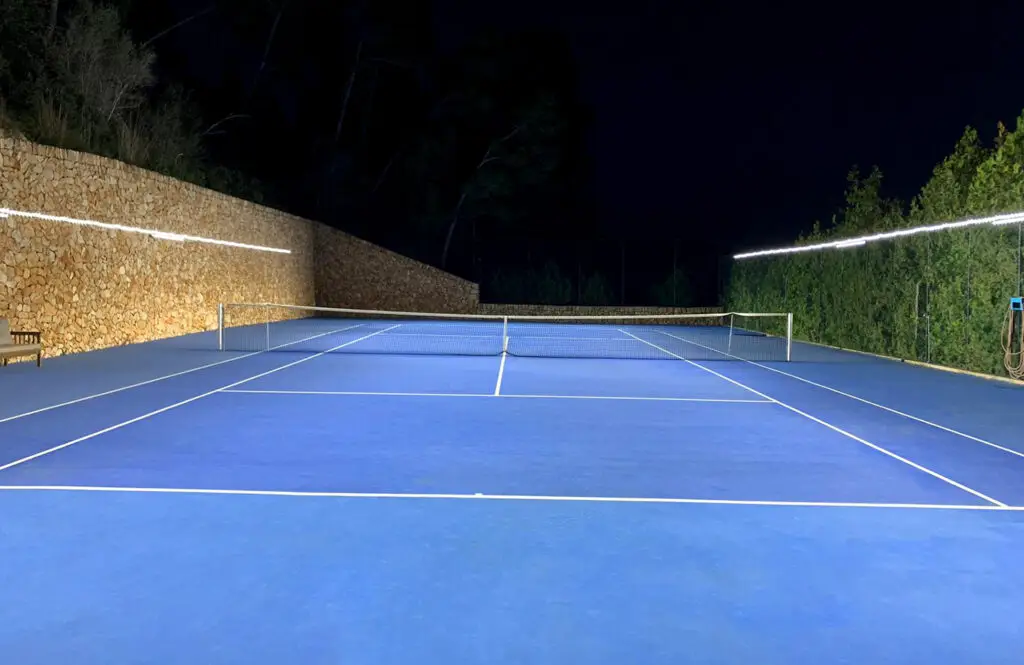 Court de tennis éclairé avec Tweener - Centre d'entraînement Majorque - Espagne