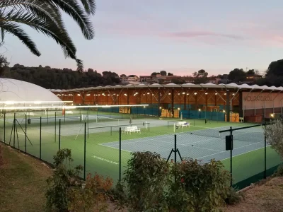 Court de tennis éclairé avec Tweener - Académie Mouratoglou France