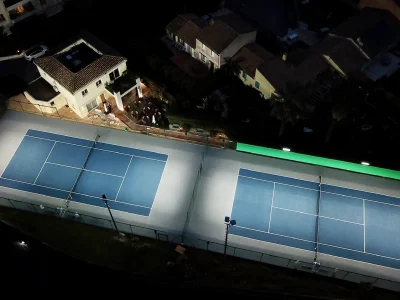 Court de Tennis éclairé avec Tweener - La Villa Tennis Club - France